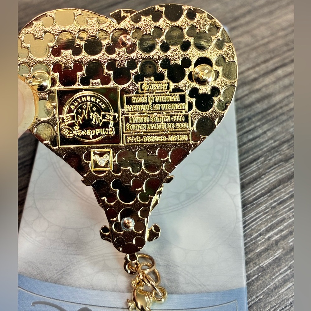 Disney Parks Kingdom Hearts Gene Lamp KeyBlade LE 4000 Pin - Picture 3 of 3